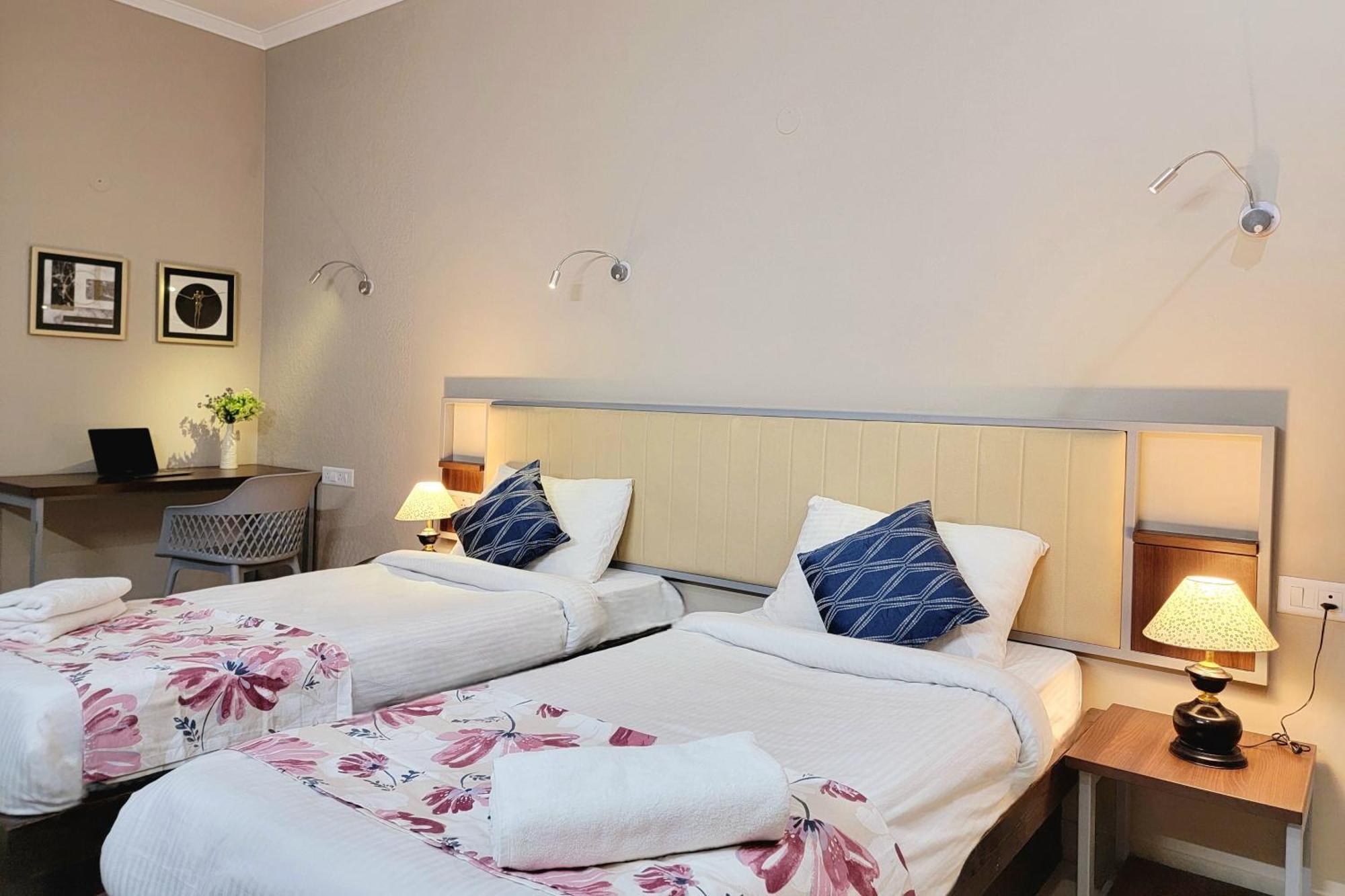 Vamsor Heights 1047 Hotel Gurgaon Exterior photo